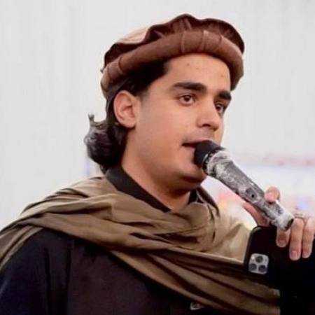 آهنگ دختر ندیدوم که دولا دولا برود مهدی رستم پور آهنگ دختر ندیدوم که دولا دولا برود مهدی رستم پور